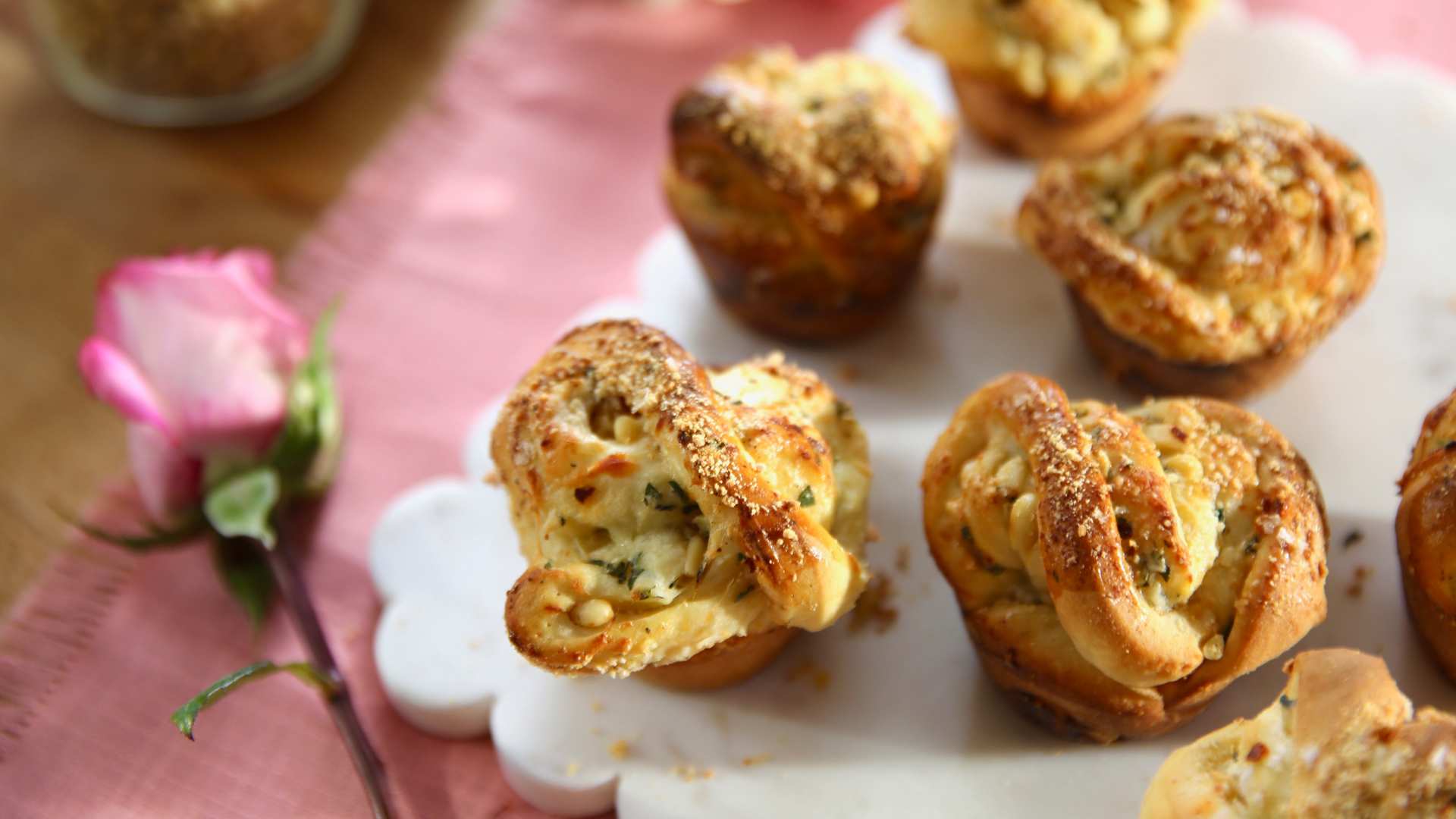 Käse-Knoblauch-Muffins | Rezept kostenlos sehen | HGTV