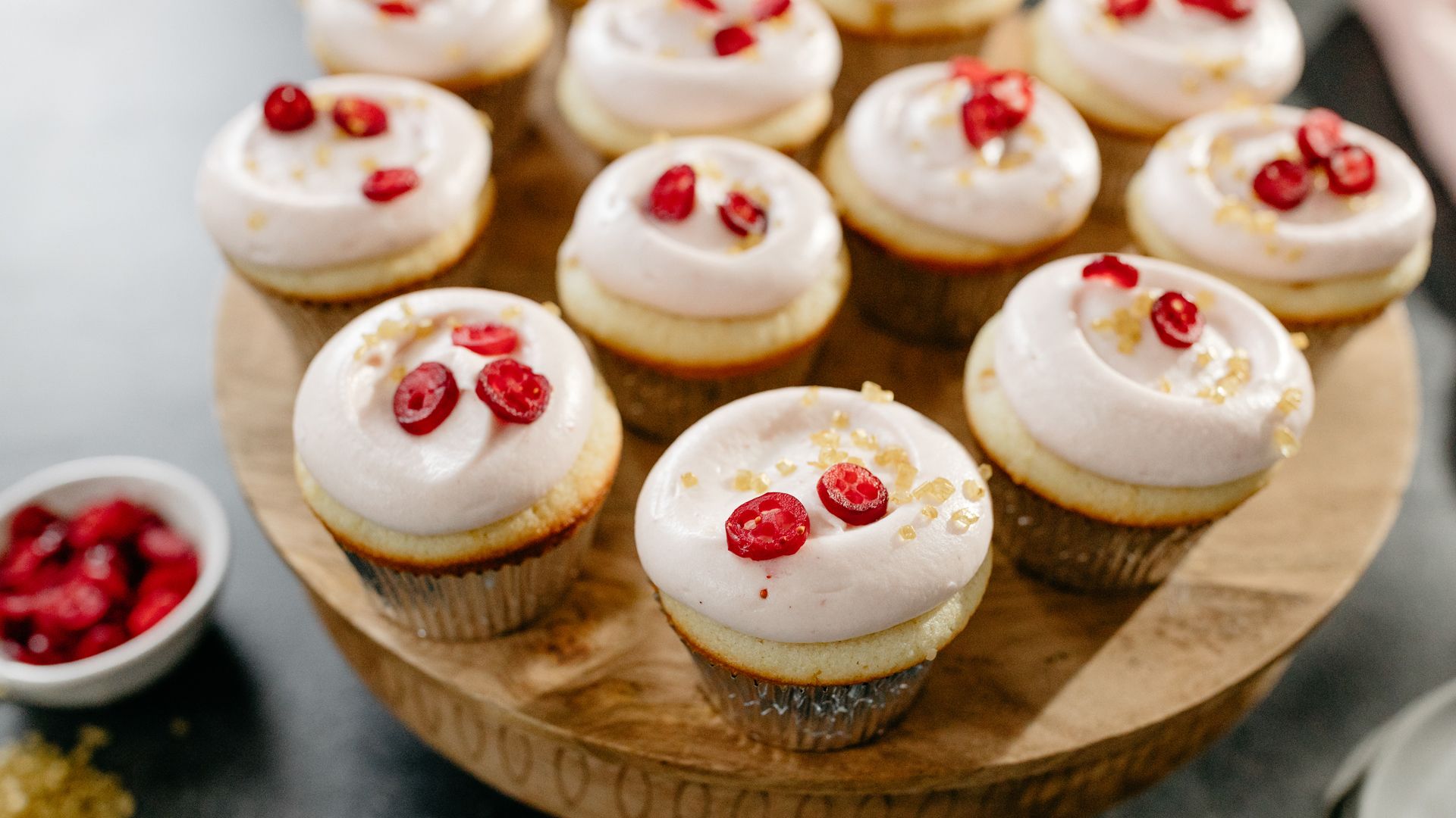 Gefüllte Cranberry-Cupcakes mit Frischkäse-Frosting- Das Rezept zur ...