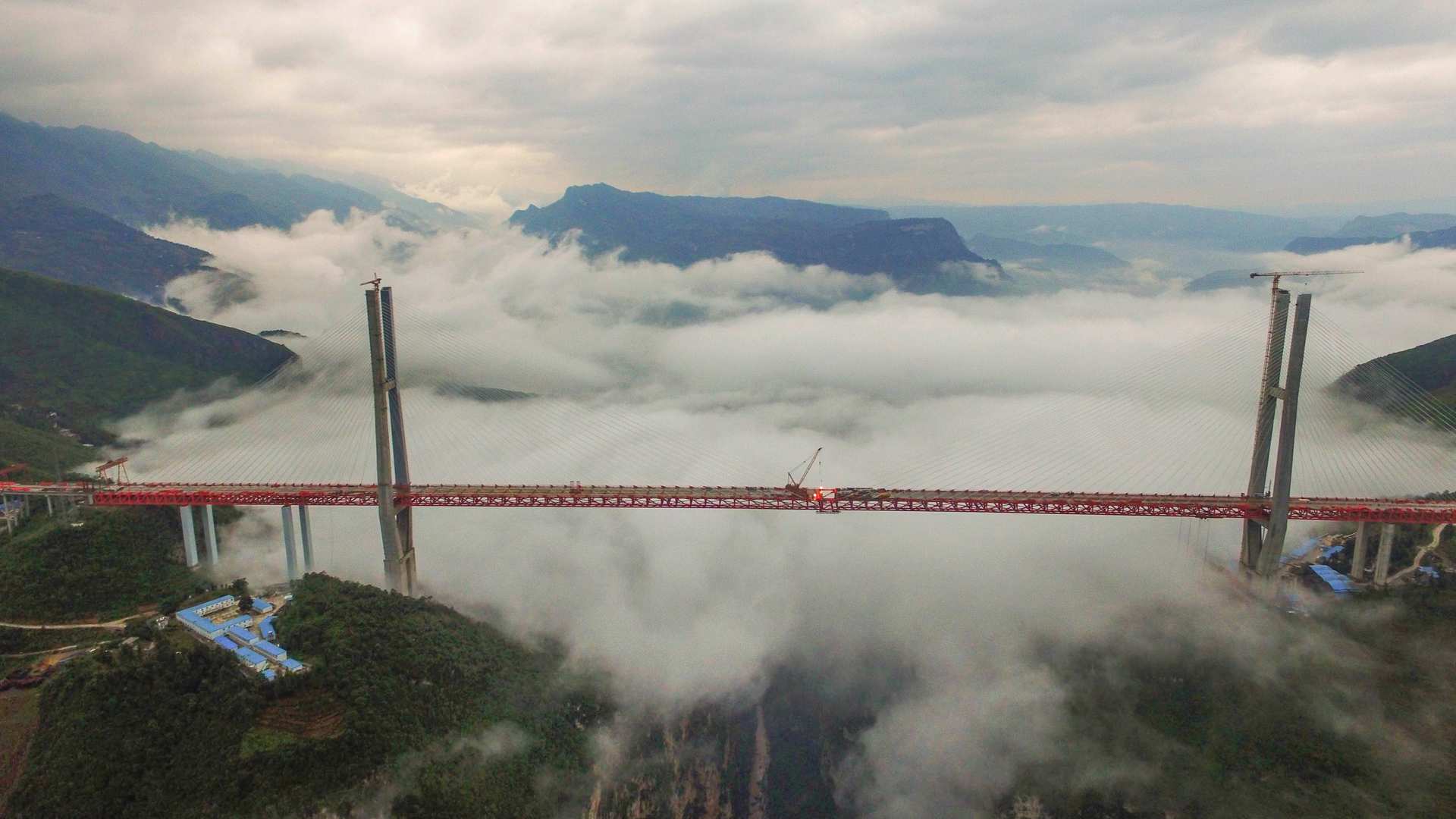 Il Ponte Del Beipanjiang, Uno Dei Più Alti Al Mondo