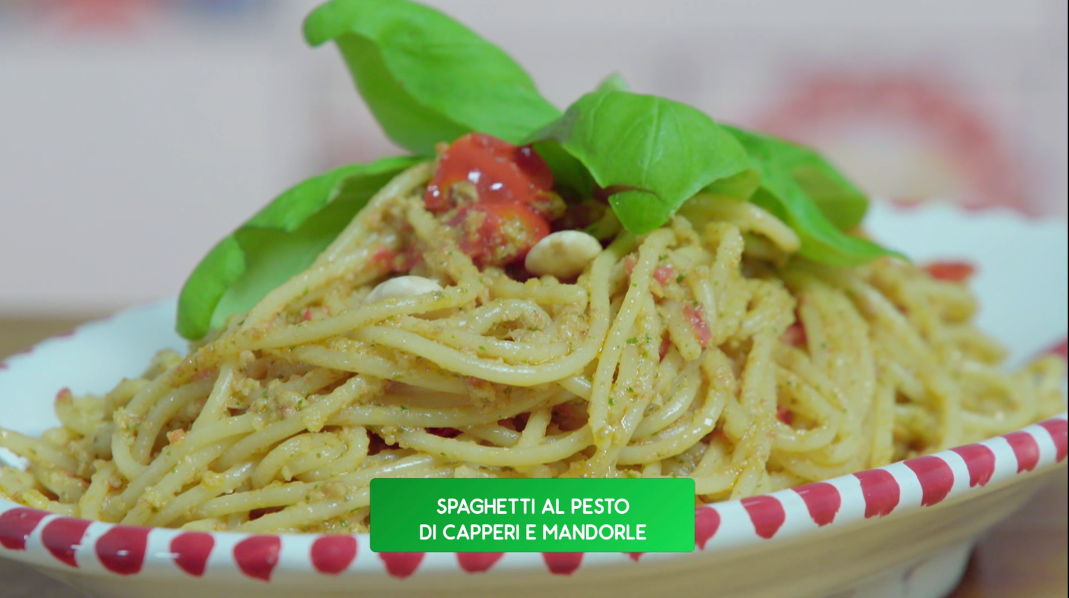 Spaghetti al pesto di capperi e mandorle | Video