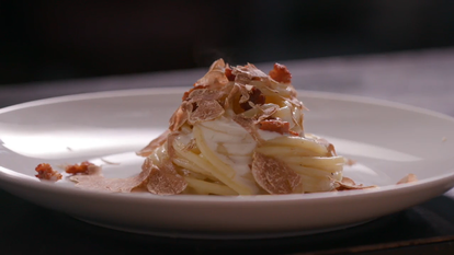 Spaghettone con crema di cavolfiore, salsa di pecorino e tartufo bianco